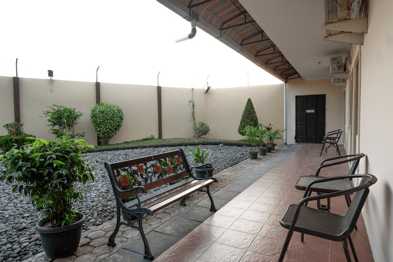 Exterior & Views 2, RedDoorz near GOR Satria 3, Banyumas