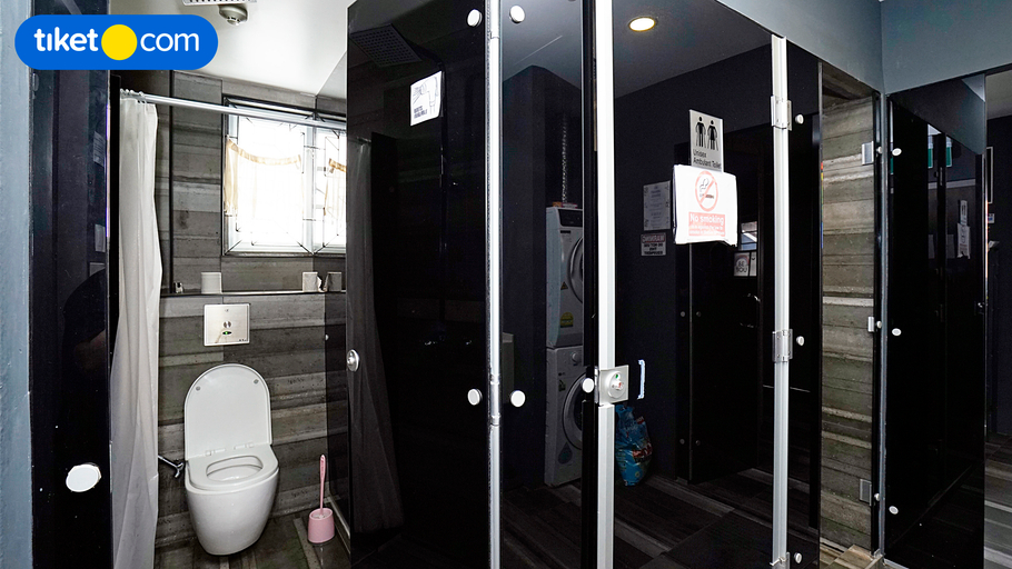 Bathroom 4, Met A Space Pod @ Arab Street, Singapore