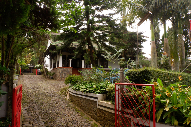 Exterior & Views 2, OYO 604 Cemara's Homestay, Malang