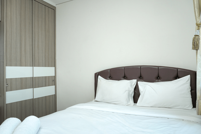 Comfortable 1BR @ Sky Terrace Apartment in Strategic Area By Travelio, Jakarta Barat