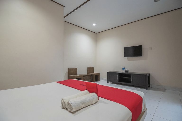 RedDoorz plus near Museum Geologi Bandung, Bandung