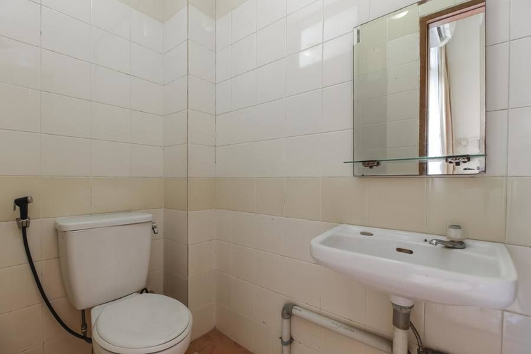 Bathroom 5, RedDoorz Plus @ Pitagiri GBK Senayan, West Jakarta