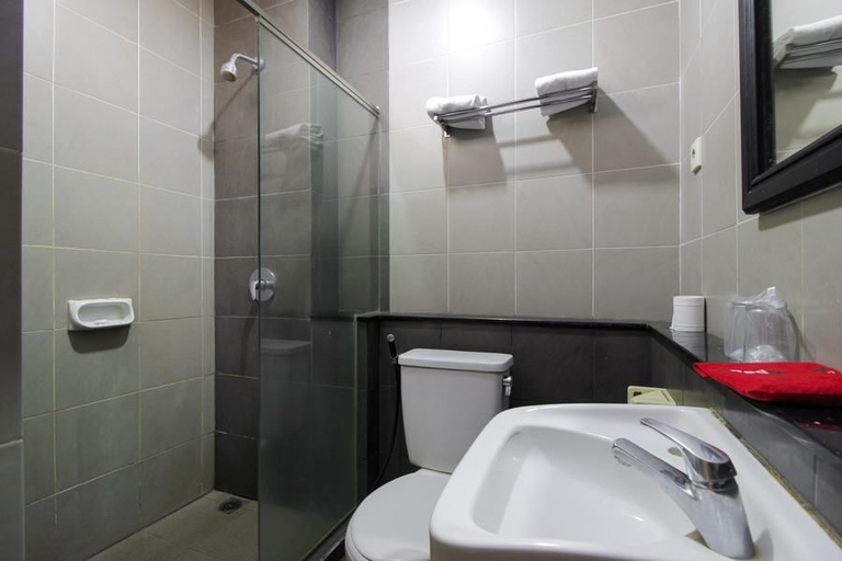 Bathroom 5, RedDoorz Plus @ Pitagiri GBK Senayan, West Jakarta