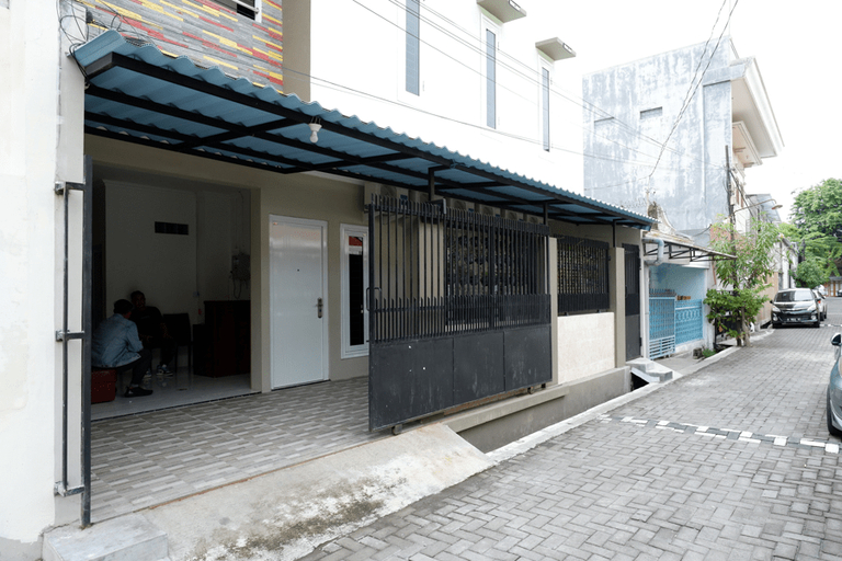 Exterior & Views 2, RedDoorz Hostel near Kota Lama Semarang, Semarang
