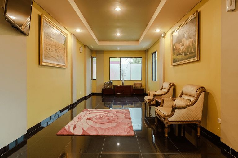 RedDoorz Plus near Dunia Fantasi Ancol, North Jakarta