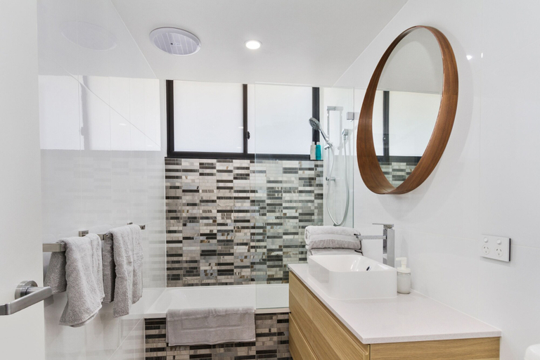 Bathroom 4, Capricorn One Beachside Holiday Apartments, Gold Coast