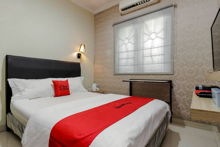 RedDoorz Plus near Lippo Cikarang Mall, Cikarang