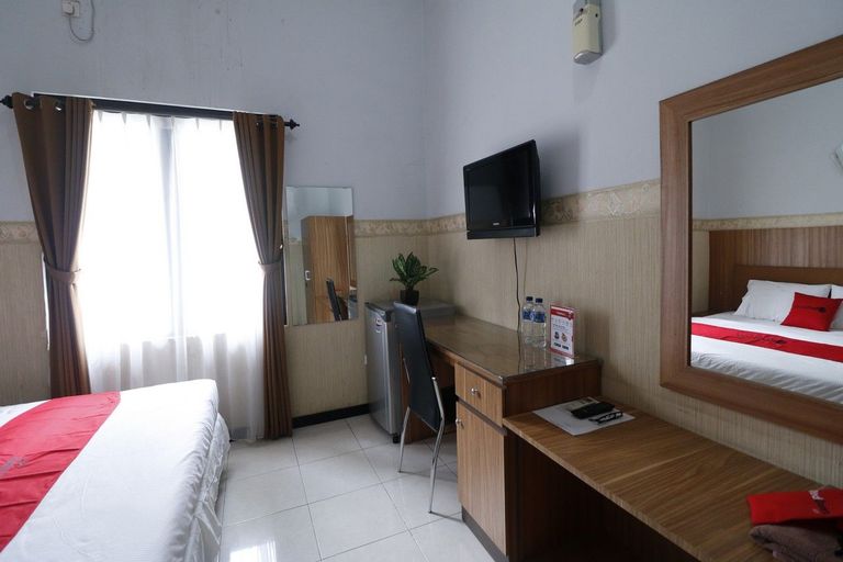 RedDoorz Plus near Undip Tembalang, Semarang Booking Murah di tiket.com