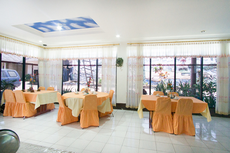 Public Area 2, RedDoorz Plus near Pelabuhan Bitung, Bitung