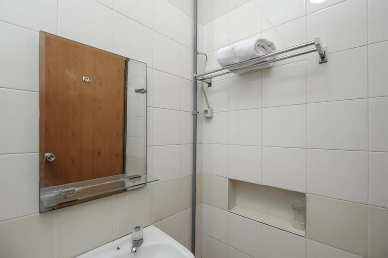 Bathroom 5, RedDoorz Plus @ Pitagiri GBK Senayan, West Jakarta