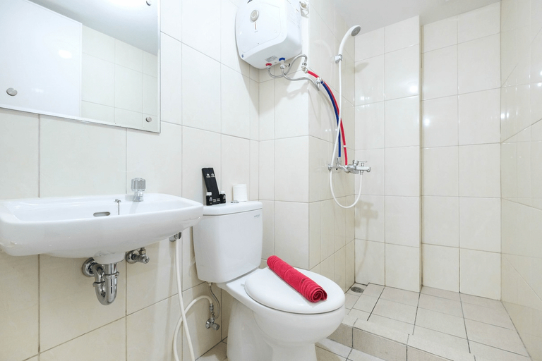 Bathroom 5, Relaxing 2BR Apartment at The Springlake Summarecon By Travelio, Bekasi
