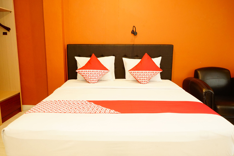 Bedroom 2, OYO 629 Grand Vella Hotel, Central Bangka