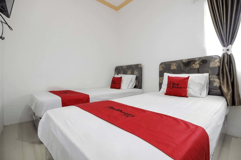 Bedroom 5, RedDoorz near Sam Ratulangi Airport, Manado