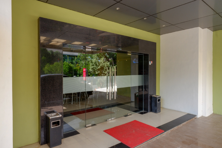 Exterior & Views 27