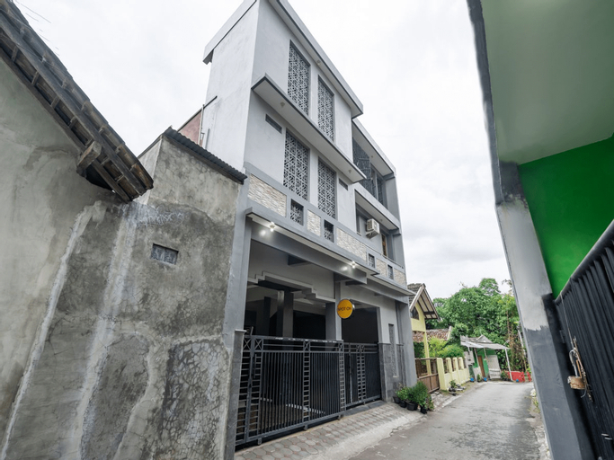 Exterior & Views 2, SPOT ON 2881 Nabila Homestay, Sleman