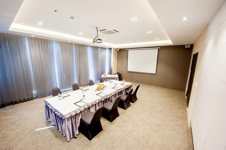 Arize Hotel Sukhumvit, Wattana