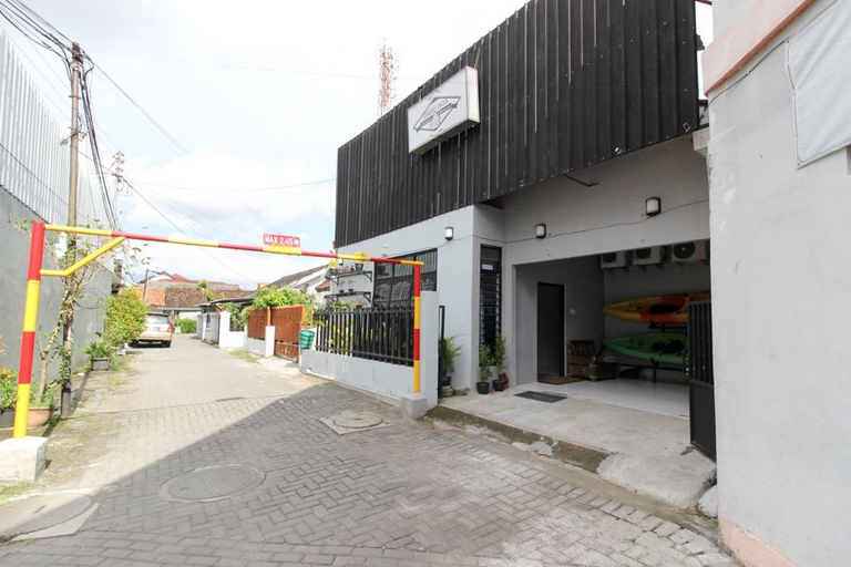 Exterior & Views 2, RedDoorz near Graha Saba UGM, Sleman