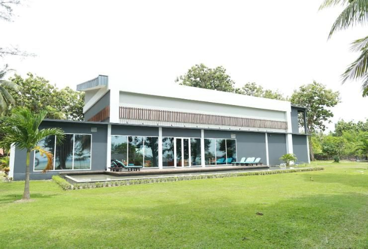 Exterior & Views