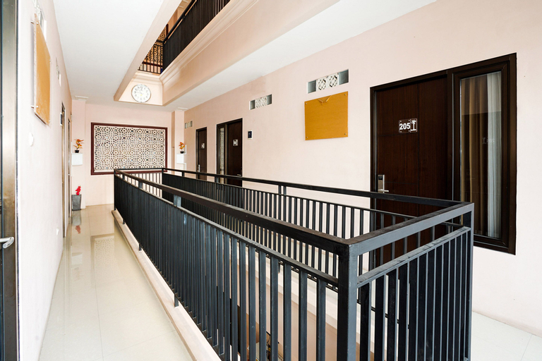 OYO 240 Audah Sevana Syariah Hotel, Surabaya