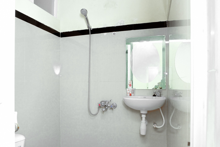 Bathroom 2, Emas 23 Guest House Syariah, Malang