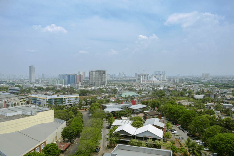 Comfortable 1BR @ Sky Terrace Apartment in Strategic Area By Travelio, Jakarta Barat
