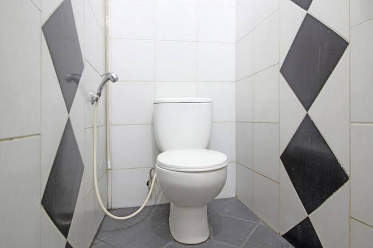 Bathroom 4, RedDoorz near Terminal Condong Catur, Sleman