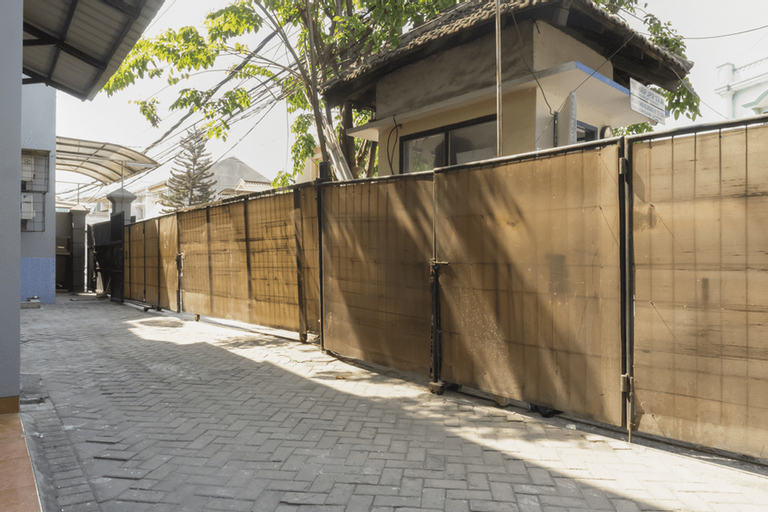Exterior & Views 4, RedDoorz near Widya Mandala University, Surabaya