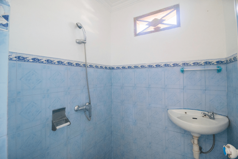 Bathroom 5, RedDoorz near Pantai Boom, Banyuwangi