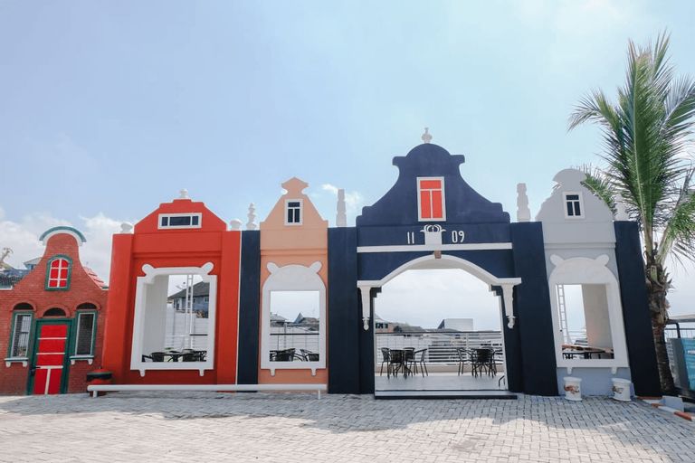Exterior & Views 17