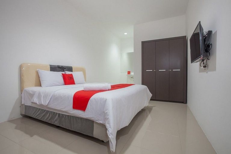 Bedroom 2, RedDoorz @ Kertajaya Surabaya, Surabaya