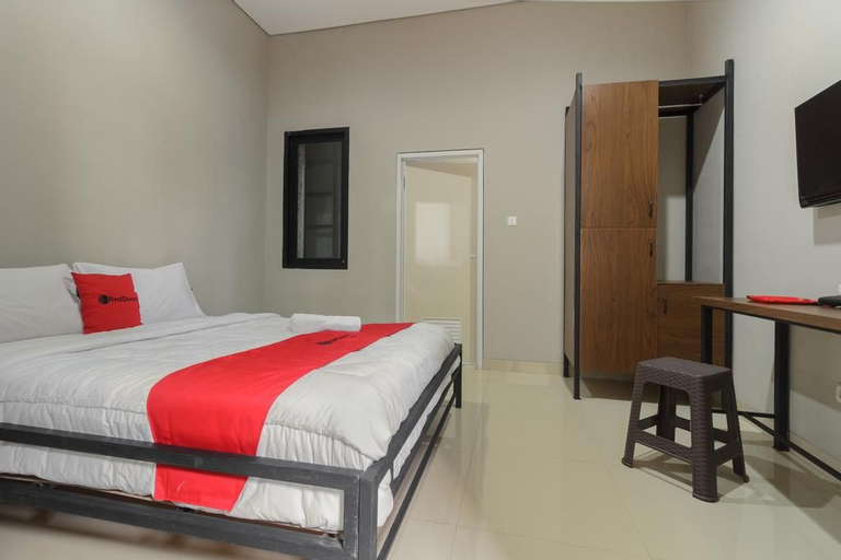 RedDoorz near Puri Indah Mall, West Jakarta