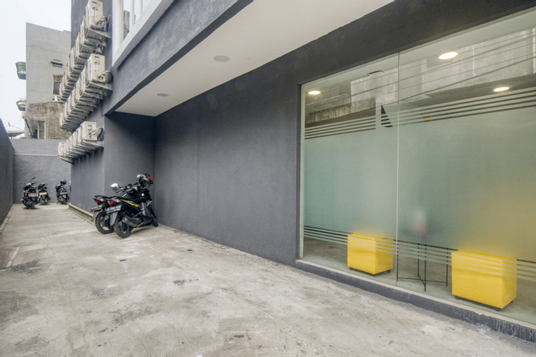 Exterior & Views 4, RedDoorz Plus @ Cideng Timur, Jakarta Pusat
