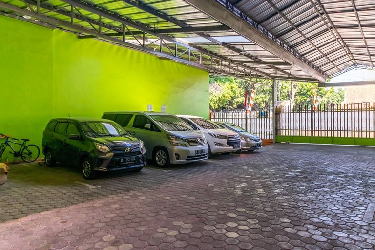 Exterior & Views 4, RedDoorz near Kejaksan Station Cirebon 2, Cirebon