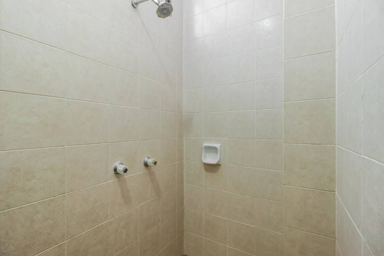 Bathroom 5, RedDoorz Plus @ Pitagiri GBK Senayan, Jakarta Barat