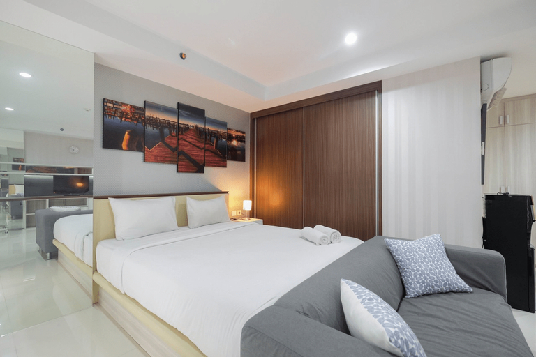 Elegant and Comfy Studio Azalea Suites Apartment Cikarang By Travelio, Cikarang