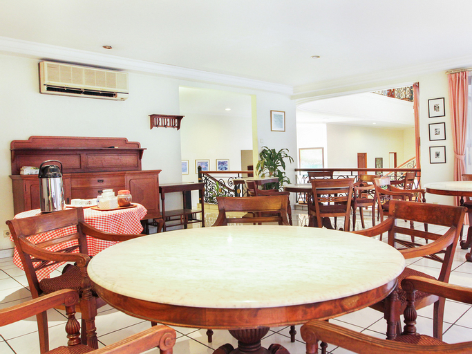 OYO 123 Puri Lotus Near Siloam Hospitals TB Simatupang, South Jakarta