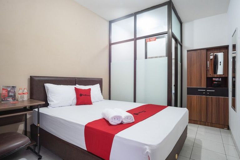 RedDoorz near Eka Hospital BSD City, South Tangerang