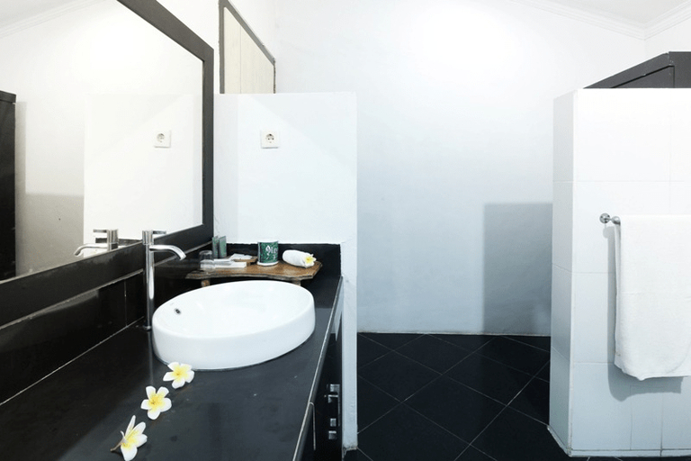 Bathroom 5, Tropical Beach Resort, West Sumbawa