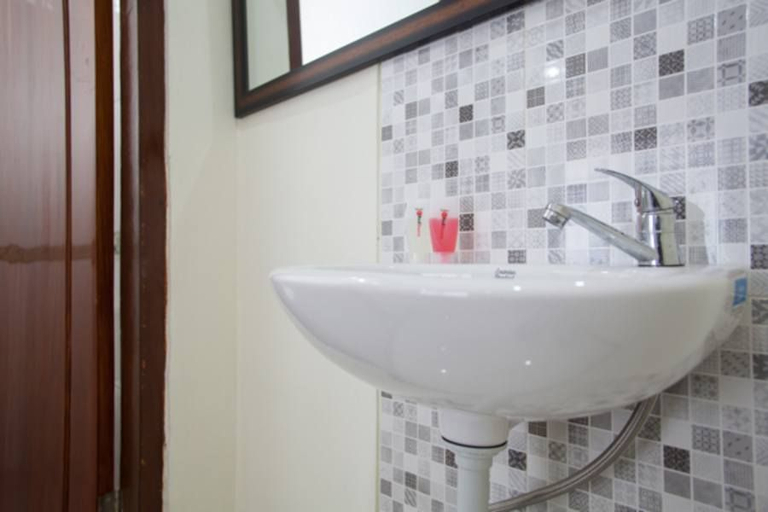 Bathroom 4, RedDoorz @ Panglima Sudirman Probolinggo, Probolinggo