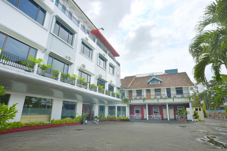 Exterior & Views 2, Capital O 606 Hotel Bhinneka, Yogyakarta