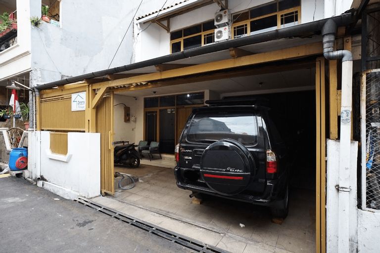 Exterior & Views 2, Zenrra Backpacker, Bandung