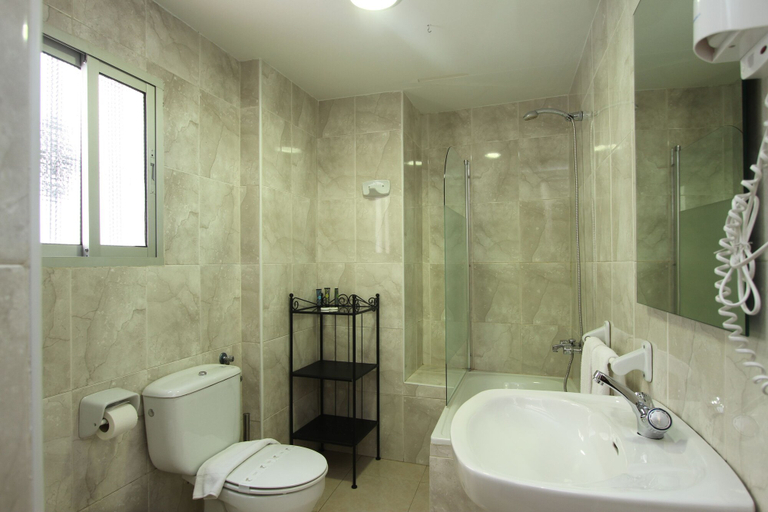 Bathroom 4, Paseo de los Tristes, Granada