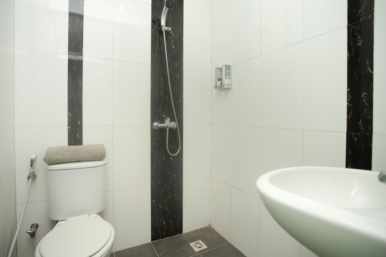 Bathroom 4, Hotel O Lapan Lapan, Banjarmasin