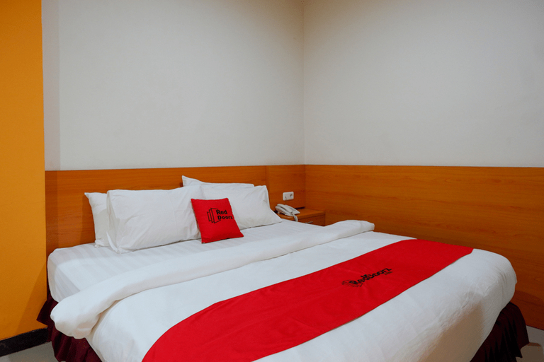 Bedroom 3, RedDoorz Plus @ Cameloan Hotel Palu, Palu