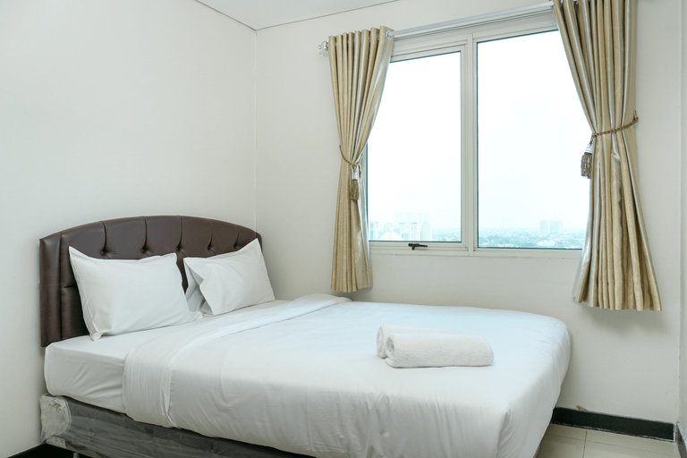 Comfortable 1BR @ Sky Terrace Apartment in Strategic Area By Travelio, Jakarta Barat