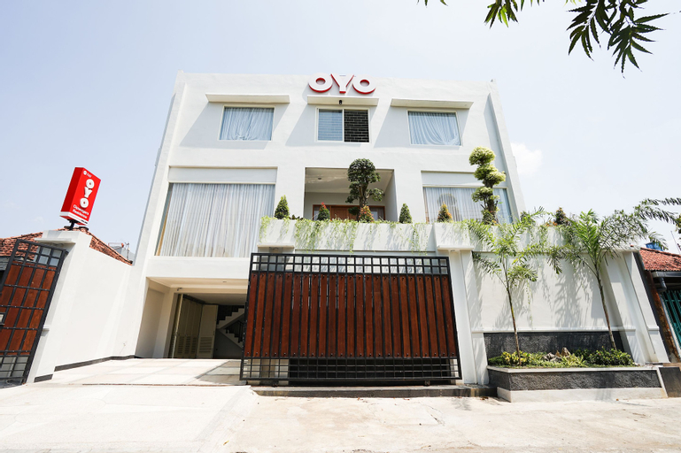 OYO 747 Cipunegara Residence, Surabaya