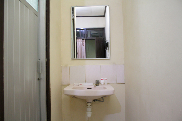 OYO 181 Wisma Bintang Near RSUD Johar Baru, Central Jakarta