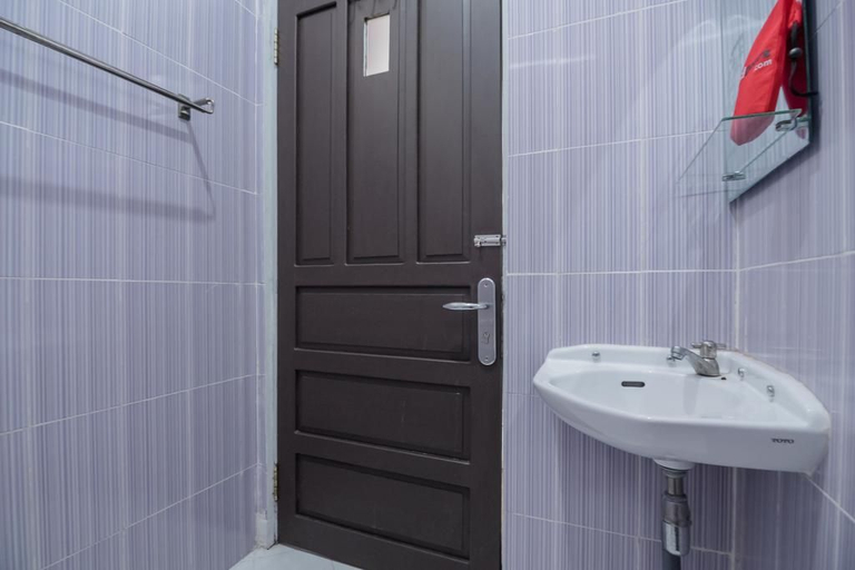 Bathroom 4, RedDoorz Syariah Plus @ Banjarbaru, Banjarbaru