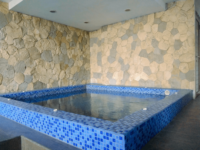 Bathroom 2, Deluxe and Modern Studio M Gold Tower Apartment By Travelio, Bekasi