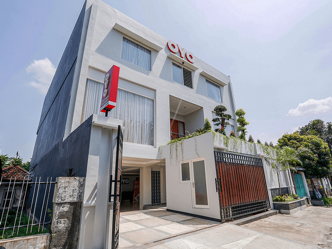 OYO 747 Cipunegara Residence, Surabaya